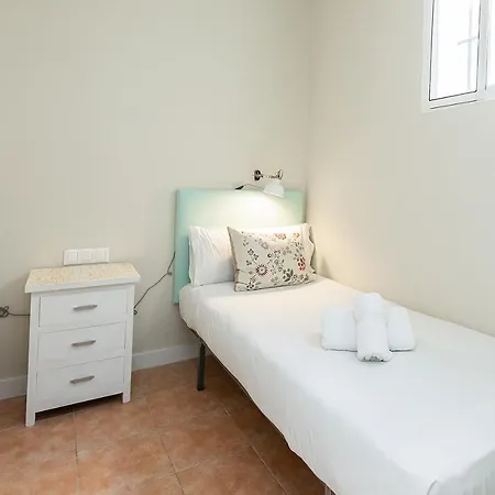 Monko - 1 Line, & Sun アパート